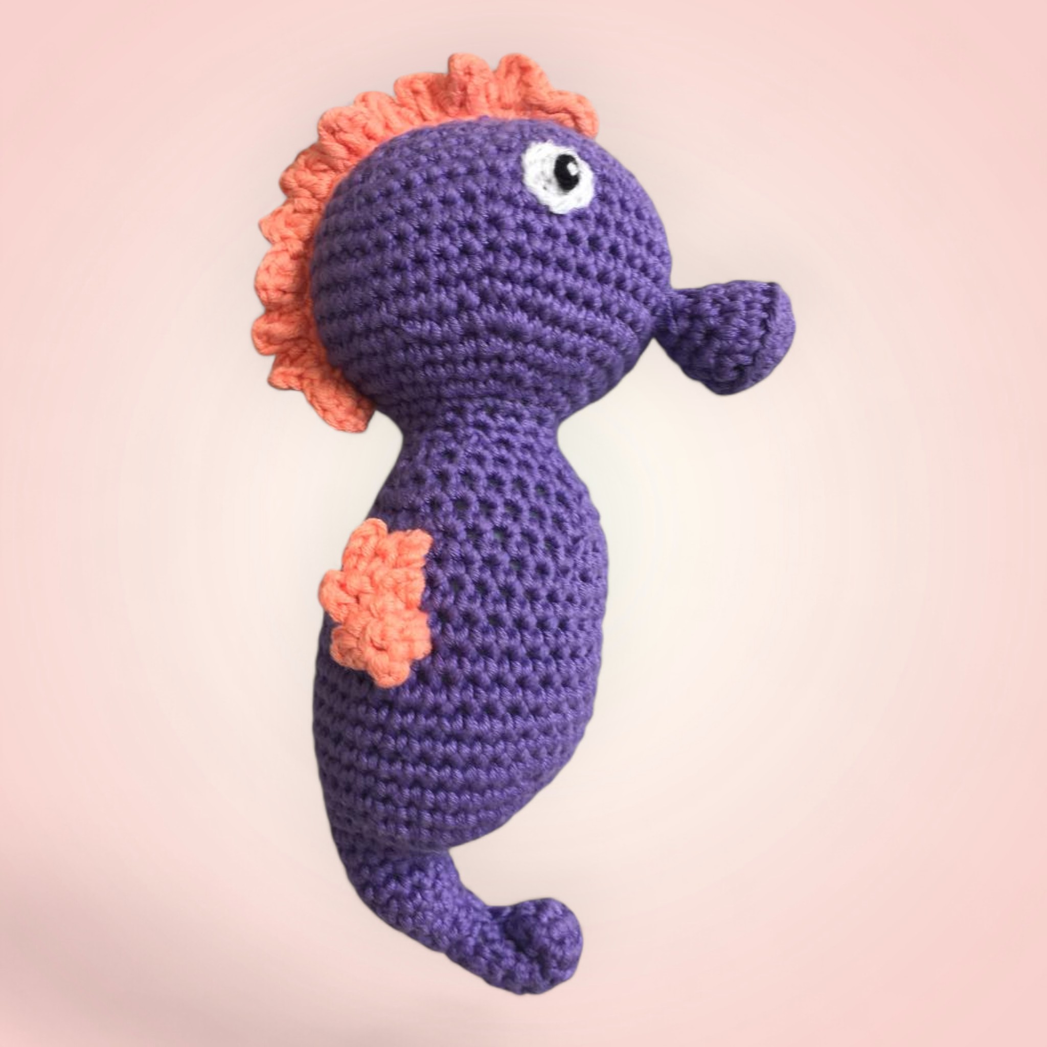 Hippocampe Violet et Orange - Peluche Aquatique 🐠 1 Charmant hippocampe violet et orange en crochet.
