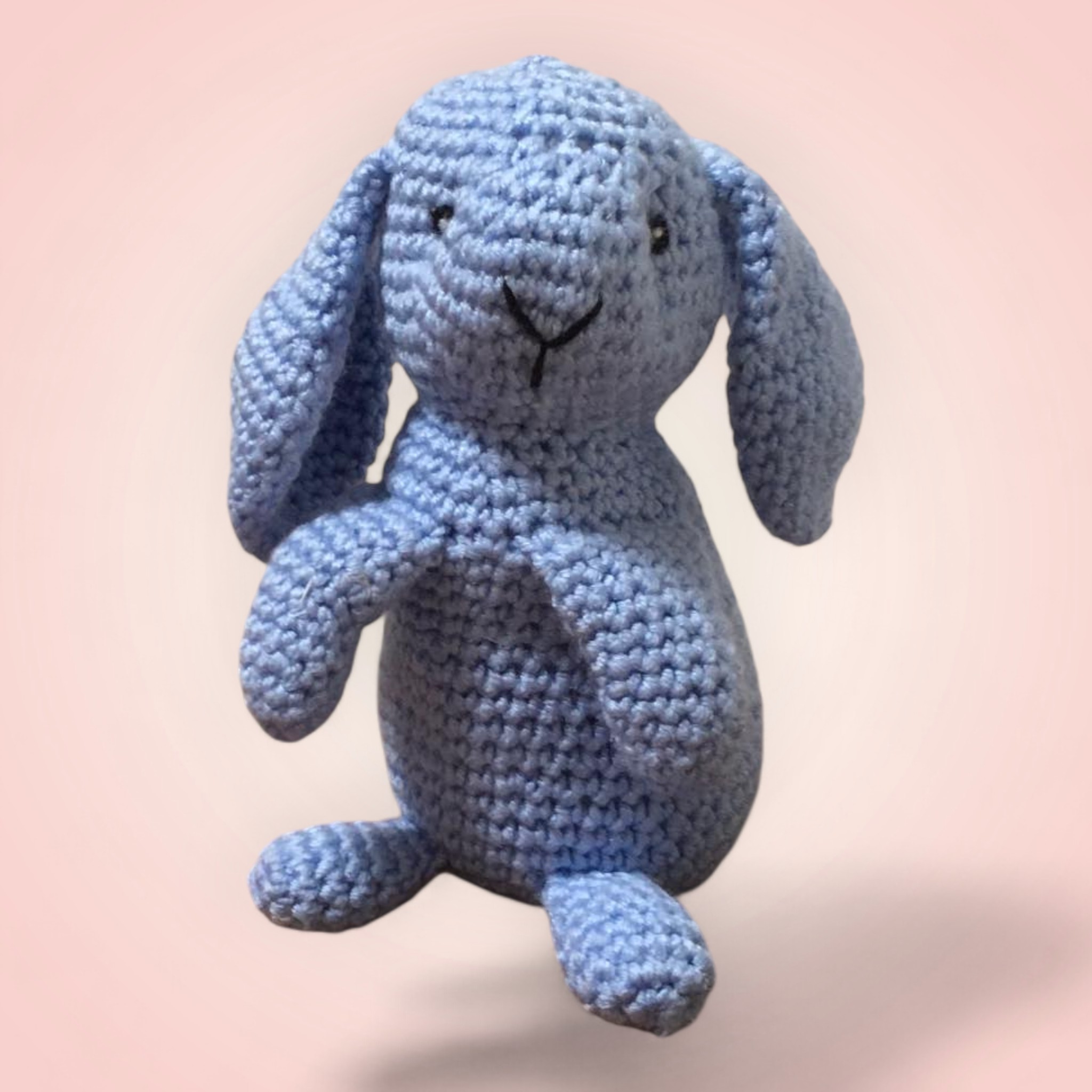 Peluche Lapin Bleu - Douceur et Tendresse 1 Adorable peluche de lapin bleu, crochetée à la main.