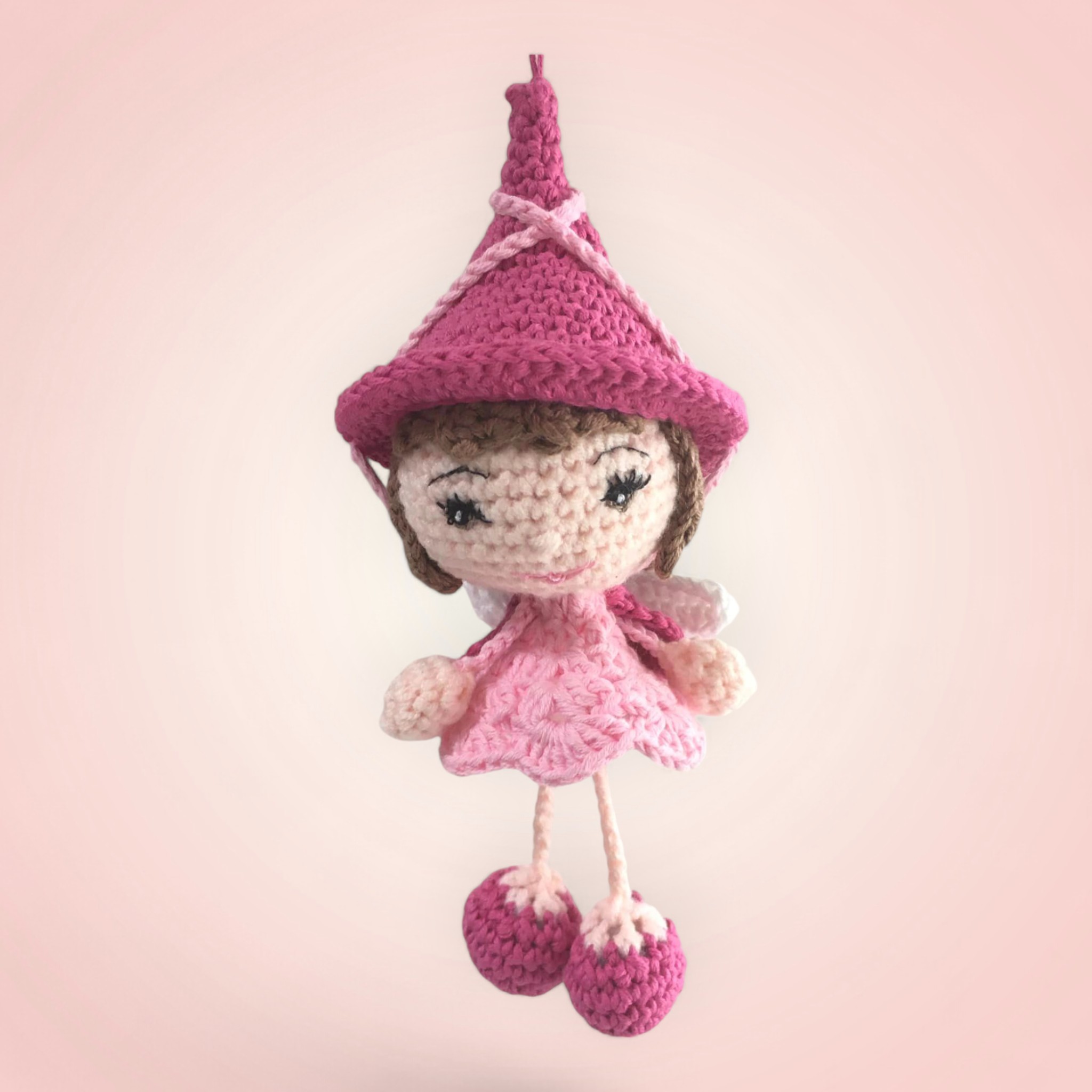 Tendresse Poupée Rose à Suspendre Bretonne – 18 cm 1 Adorable petite poupée à suspendre en crochet, couleur rose.