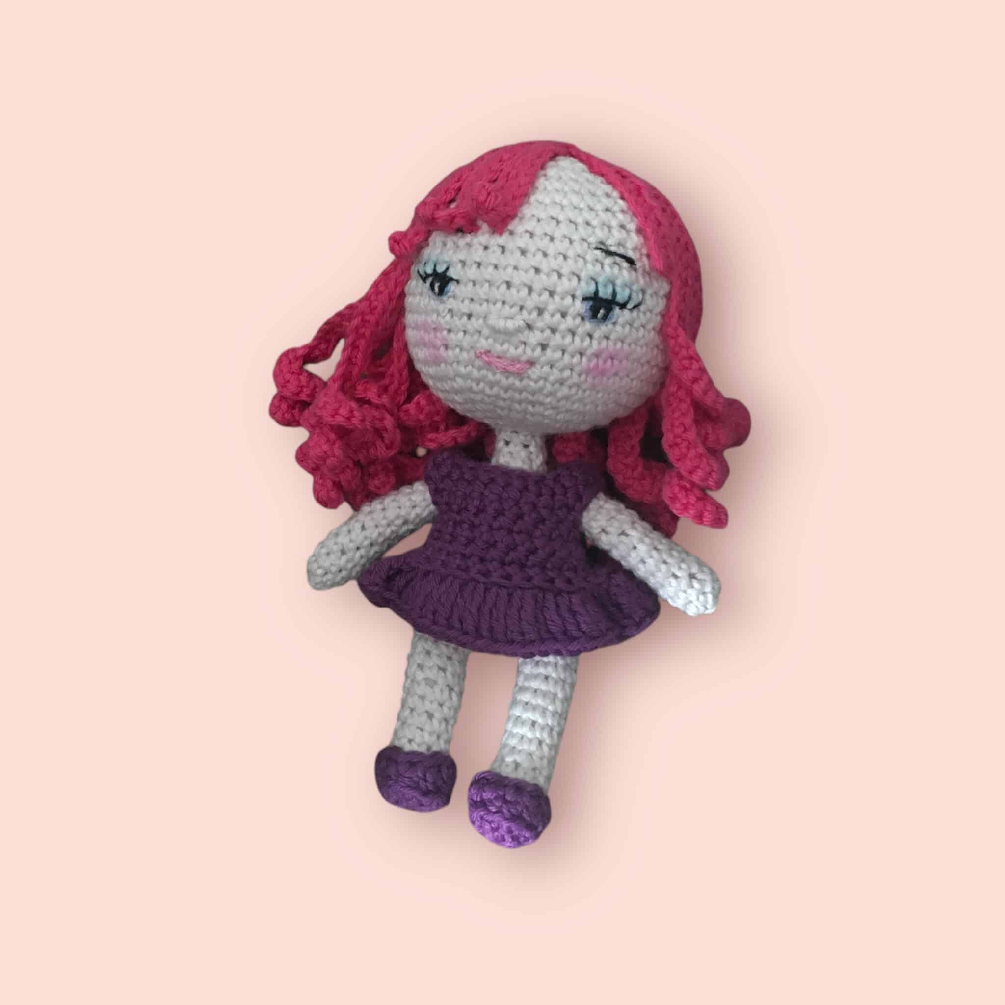 Élégante Poupée Robe Violette Bretonne – 16 cm – Image 3