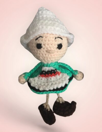 Adorable poupée Bécassine en crochet, vêtue d'un costume traditionnel.