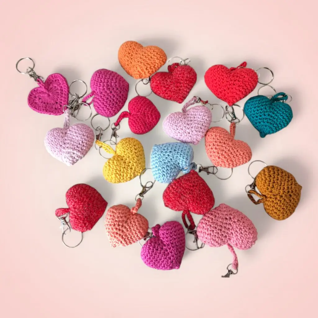 Porte-clé cœur crocheté à la main, disponible en différentes couleurs.