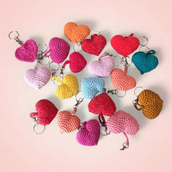 Porte-clé cœur crocheté à la main, disponible en différentes couleurs.