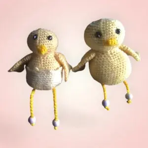 Adorable duo de peluches : Maman Poule et son Bébé Poussin.