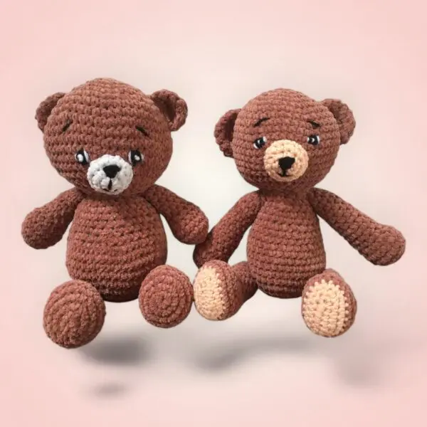 Adorable famille d'ours bruns en crochet.