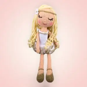Charmante poupée jeune fille blonde en crochet.