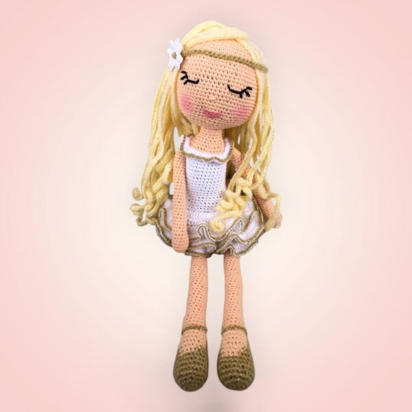 Charmante poupée jeune fille blonde en crochet.