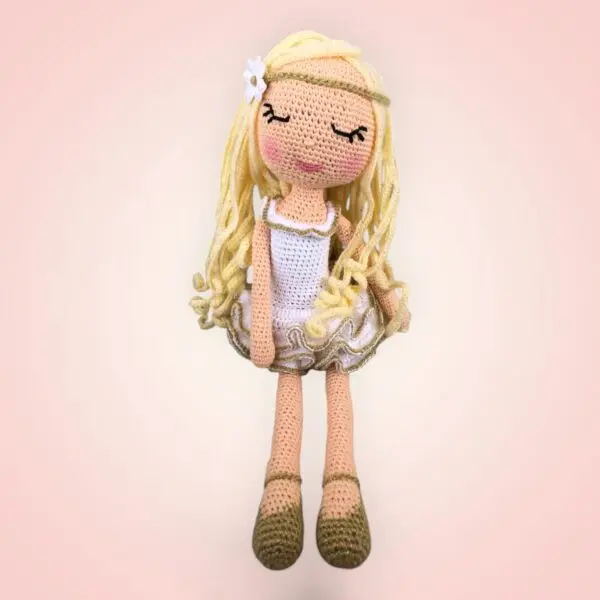 Charmante poupée jeune fille blonde en crochet.