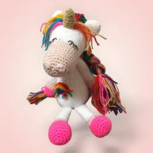 Magnifique licorne multicolore en peluche, crochetée à la main.