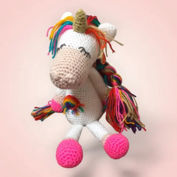 Magnifique licorne multicolore en peluche, crochetée à la main.