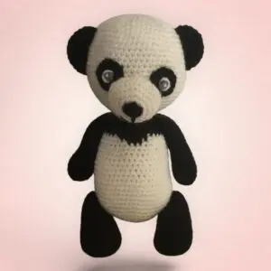 Adorable panda en peluche crocheté à la main.