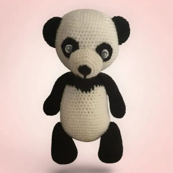 Adorable panda en peluche crocheté à la main.