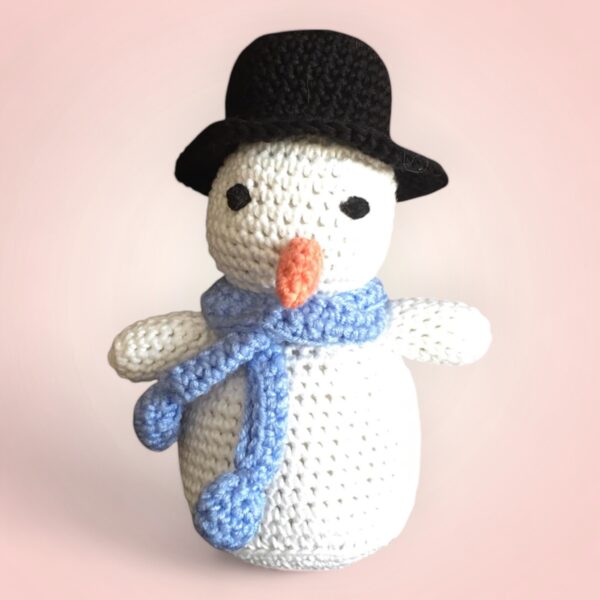 Charmant bonhomme de neige en peluche, fait main avec amour.