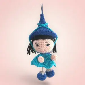 Adorable petite poupée à suspendre en crochet, couleur bleue.