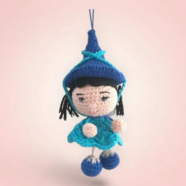 Adorable petite poupée à suspendre en crochet, couleur bleue.