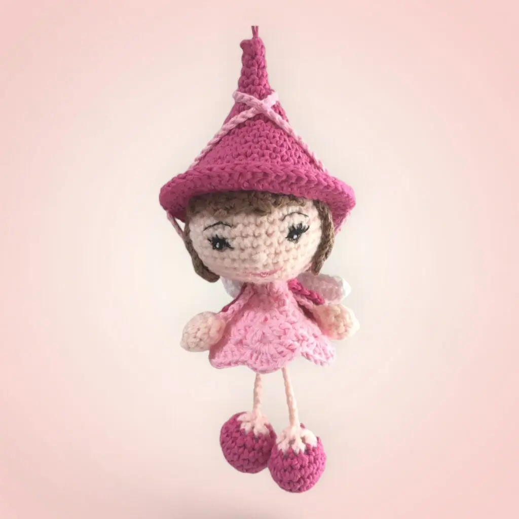 Adorable petite poupée à suspendre en crochet, couleur rose.