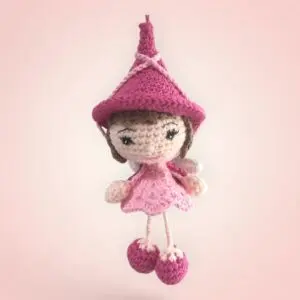 Adorable petite poupée à suspendre en crochet, couleur rose.