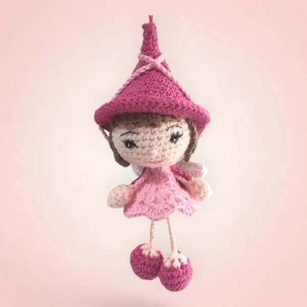 Adorable petite poupée à suspendre en crochet, couleur rose.