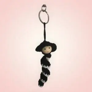 Porte-clés Petit Breton crocheté à la main, représentant un homme en costume traditionnel.