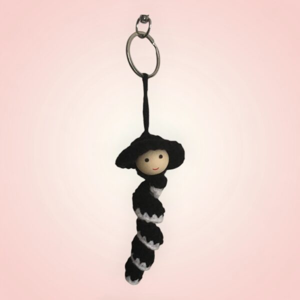 Porte-clés Petit Breton crocheté à la main, représentant un homme en costume traditionnel.
