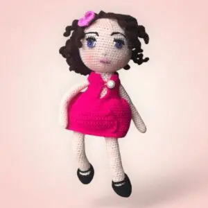 Charmante poupée rose en crochet.
