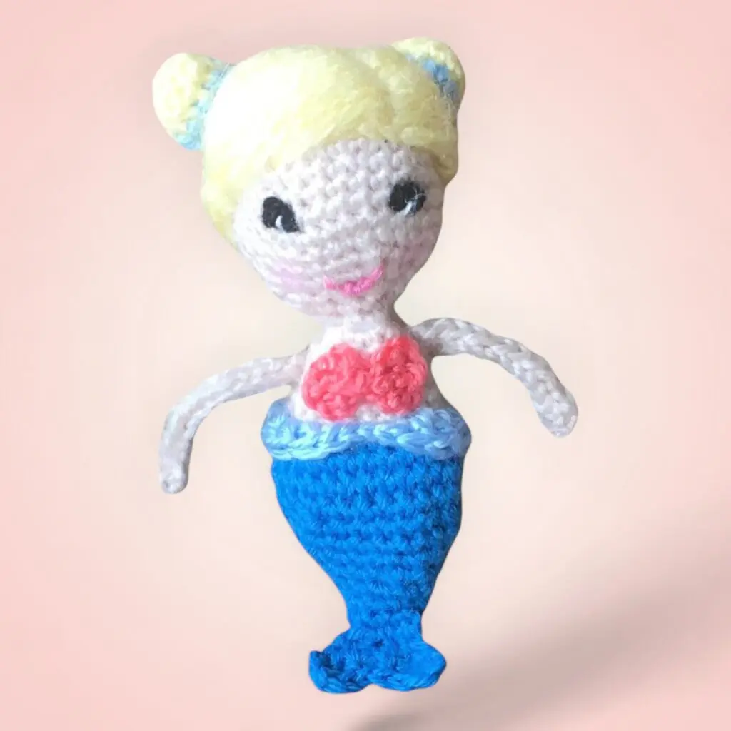 Mini sirène au crochet, queue bleue, en porte-clés fait main - MamyLaine