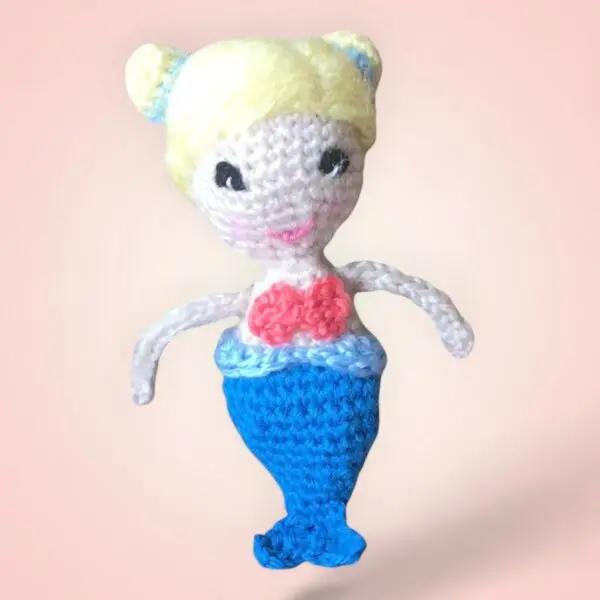 Mini sirène au crochet, queue bleue, en porte-clés fait main - MamyLaine