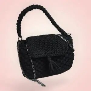 Sac à main noir rectangulaire avec chaîne argentée.