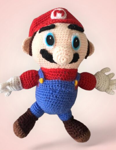Figurine Super Mario crochetée à la main.