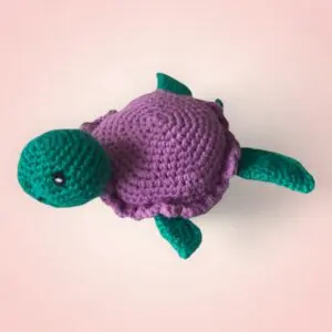 Jolie tortue verte et violette en crochet.