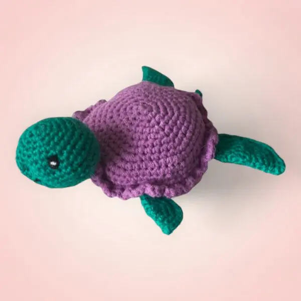 Jolie tortue verte et violette en crochet.