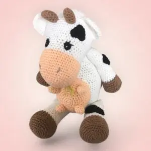 Adorable vache en peluche, crochetée à la main.