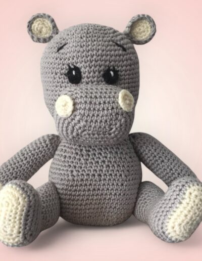 Adorable hippopotame gris clair en crochet.