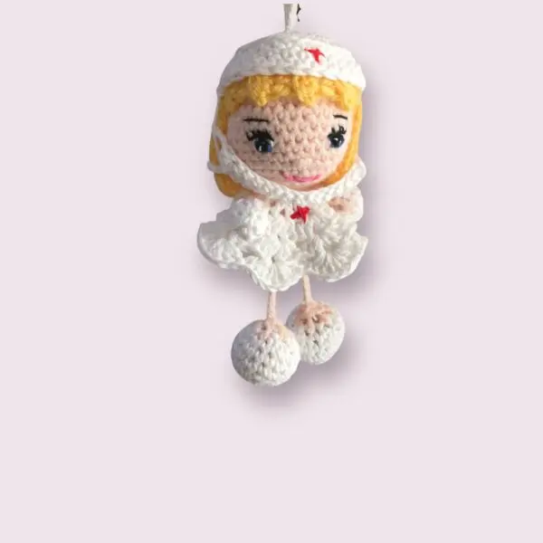 Adorable petite infirmière en crochet.
