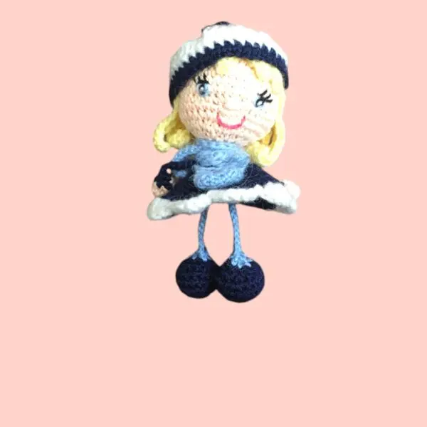 Adorable poupée en habit d'hiver, crochetée à la main.