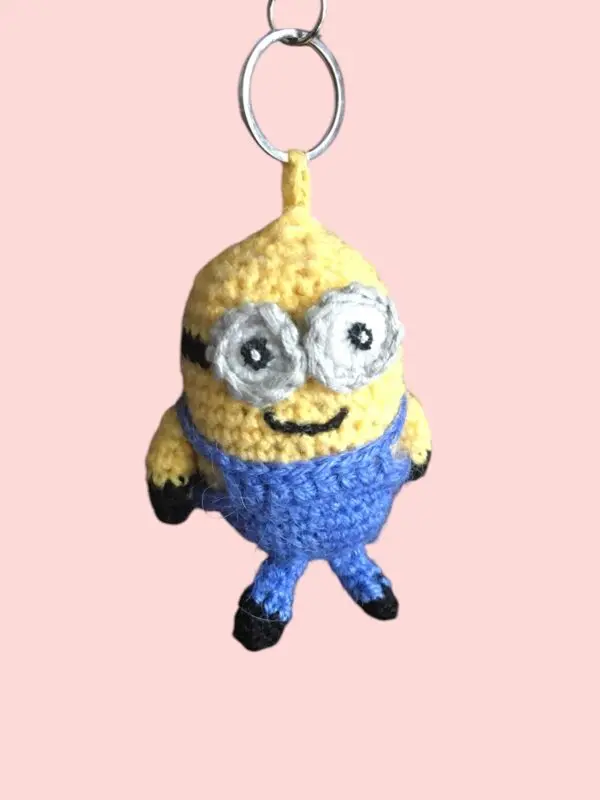 Porte-clé Minion crocheté à la main.