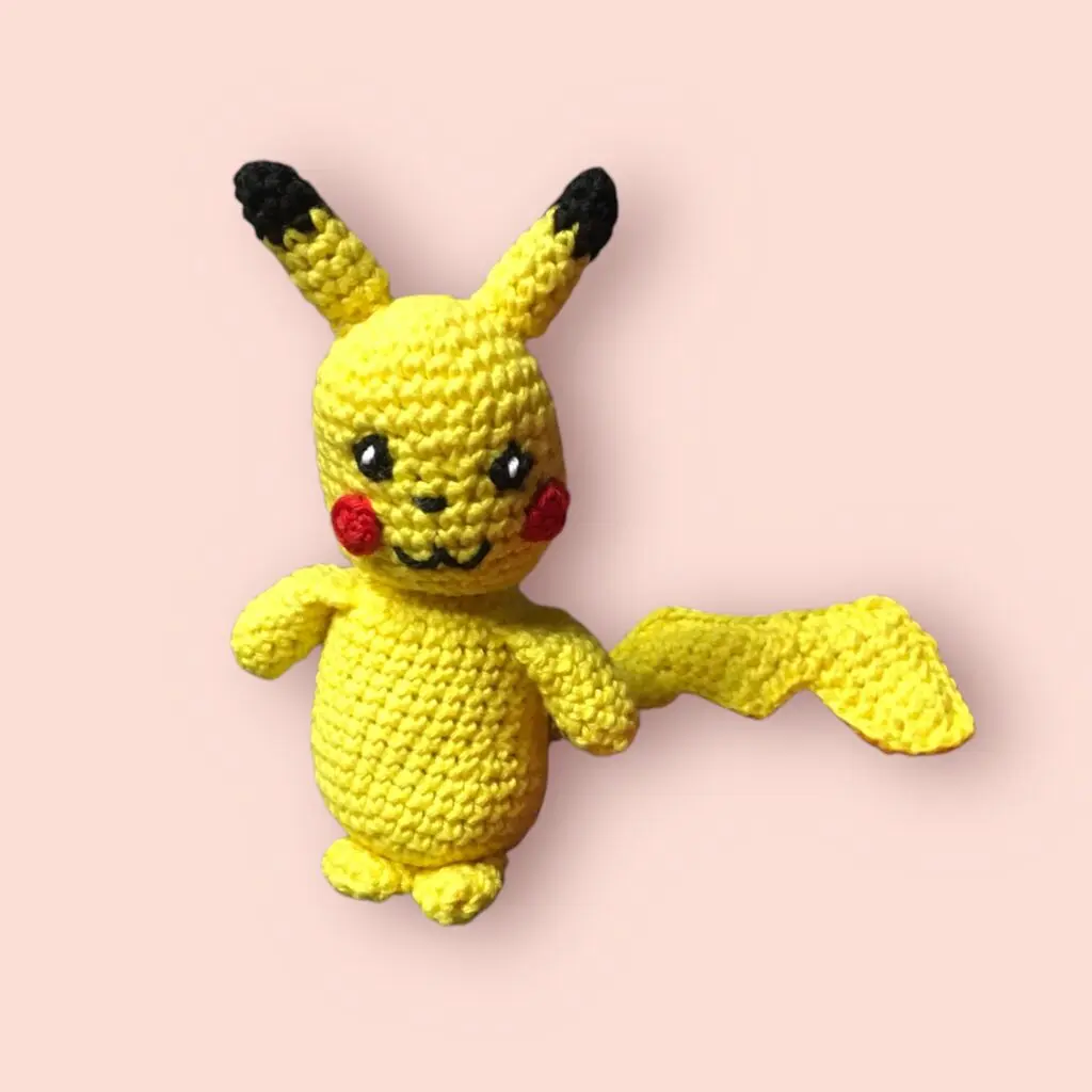 Adorable peluche Pikachu crochetée à la main.