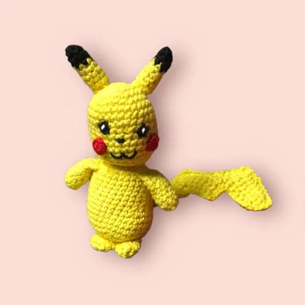 Adorable peluche Pikachu crochetée à la main.