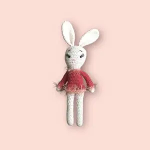 Adorable lapine en crochet avec une mini jupe rose brique.