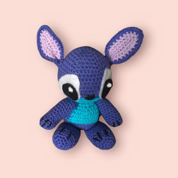 Adorable peluche Stitch crochetée à la main.