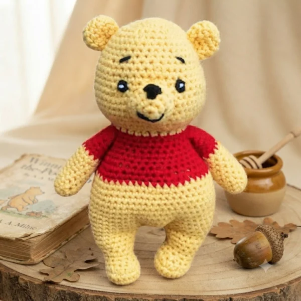 Adorable peluche Winnie l'Ourson crochetée à la main.