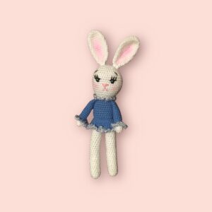 Charmante lapine en crochet avec une robe bleue.