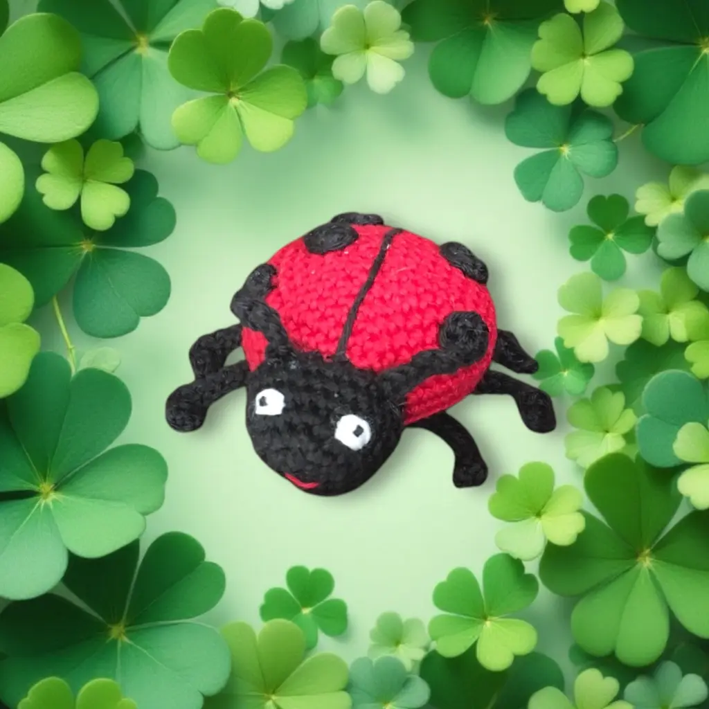 Jolie coccinelle porte-bonheur en amigurumi
