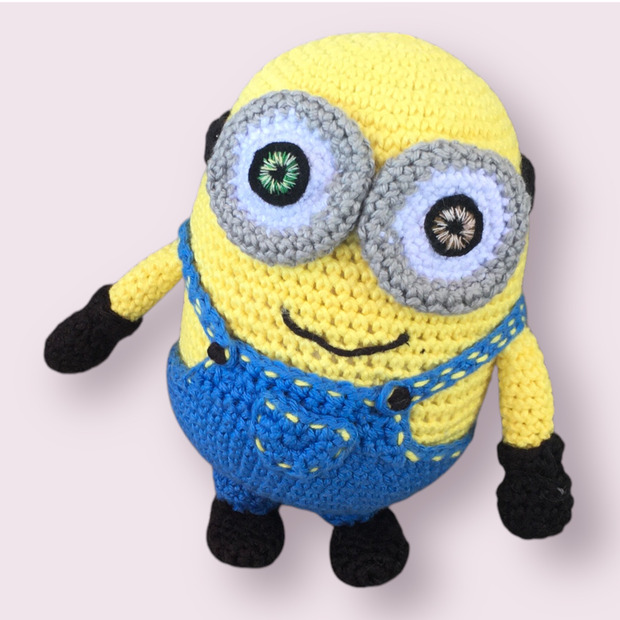 Peluche Bob Minion Artisanale Unique – Création de MamyLaine 1 Peluche Bob Minion Artisanale Unique – Création de MamyLaine