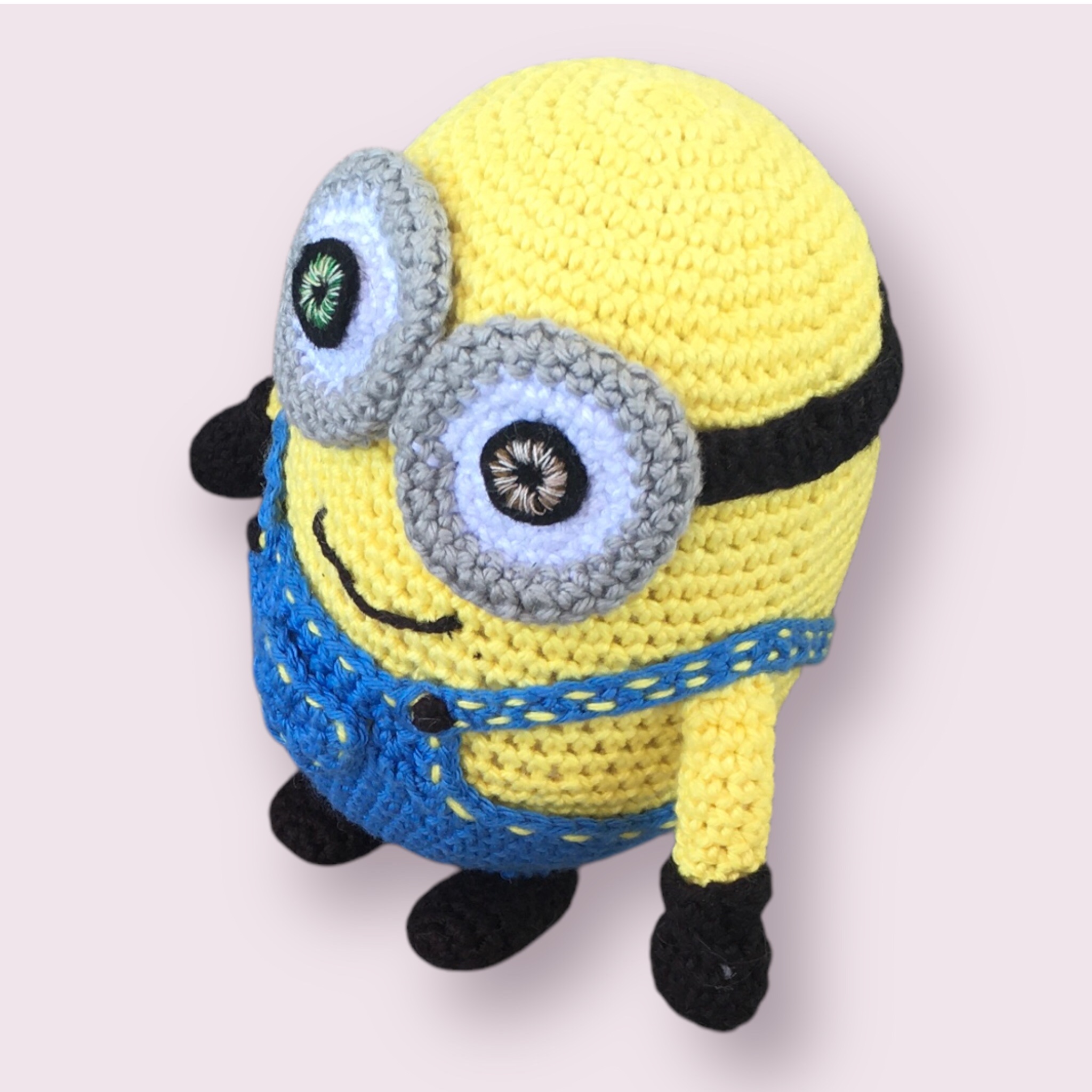 Peluche Bob Minion Artisanale Unique – Création de MamyLaine 3 Peluche Bob Minion Artisanale Unique – Création de MamyLaine – Image 3