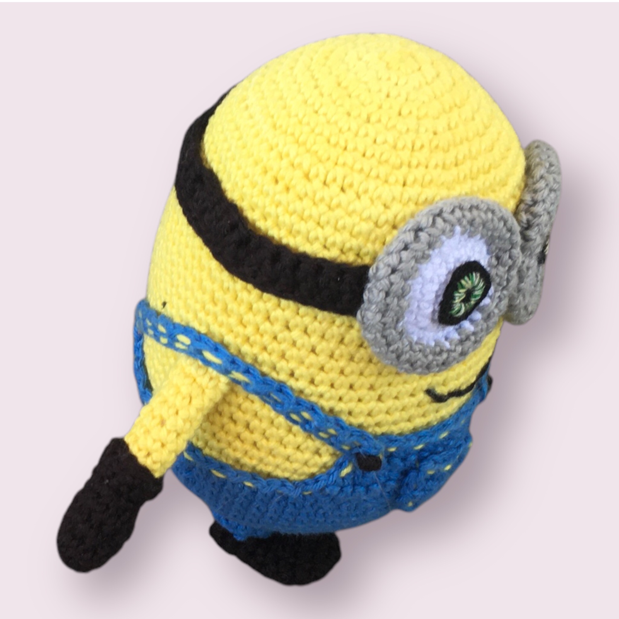 Peluche Bob Minion Artisanale Unique – Création de MamyLaine 2 Peluche Bob Minion Artisanale Unique – Création de MamyLaine – Image 2