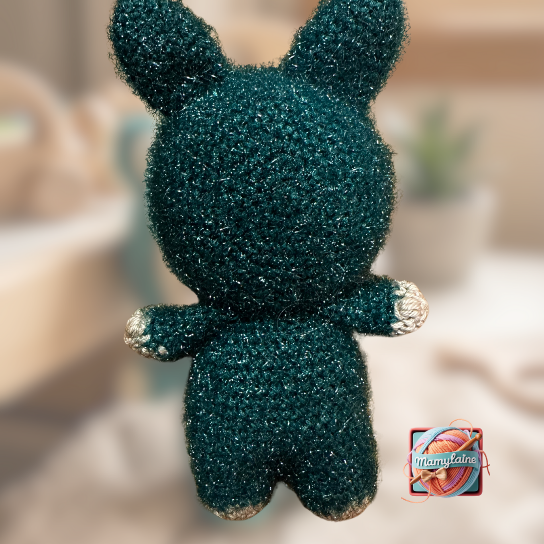 Un Compagnon Malicieux : La Peluche "Lutin Vert" Scintillant 3 Peluche crochet style Labubu vert scintillant fait main Bretagne