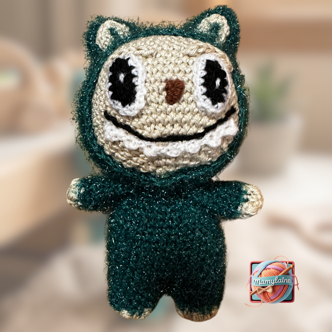 Un Compagnon Malicieux : La Peluche "Lutin Vert" Scintillant 2 Peluche crochet style Labubu vert scintillant fait main Bretagne