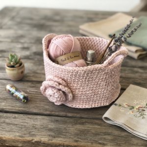 Accueil 25 Petit panier rose irisé