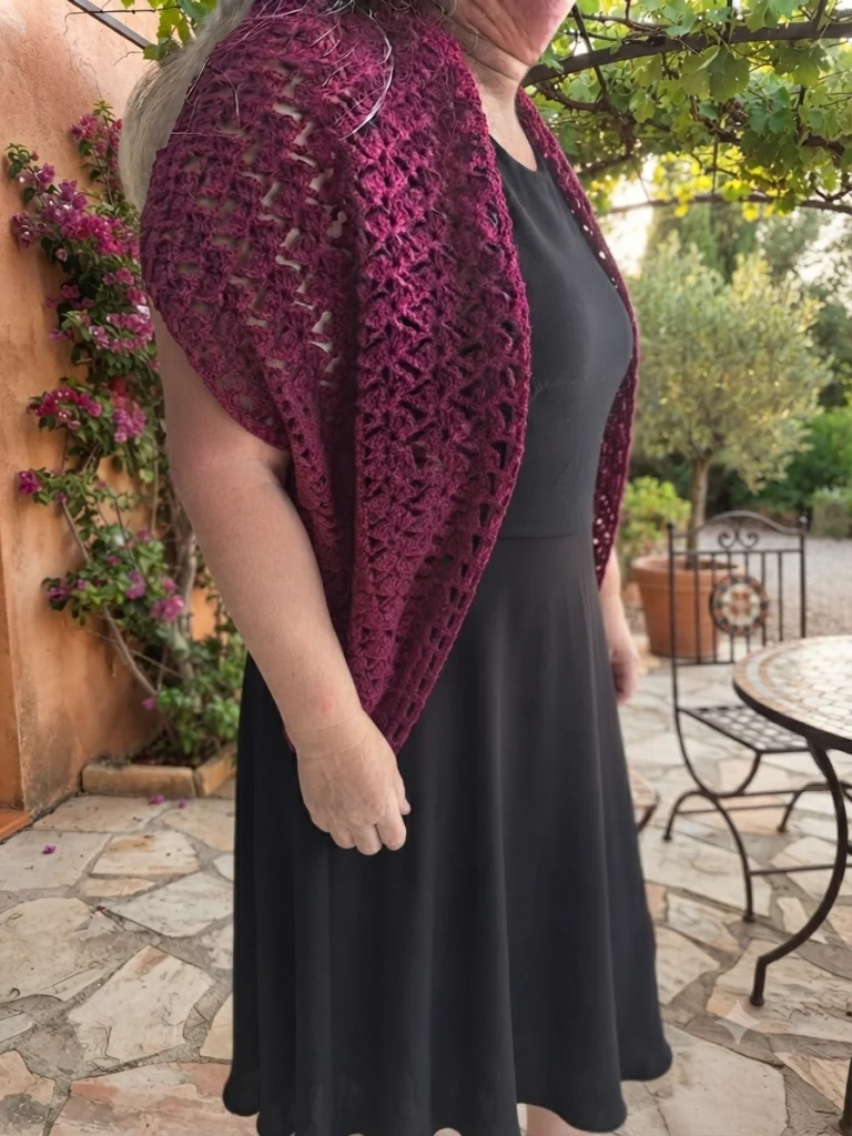 Étole fuchsia au crochet, en situation